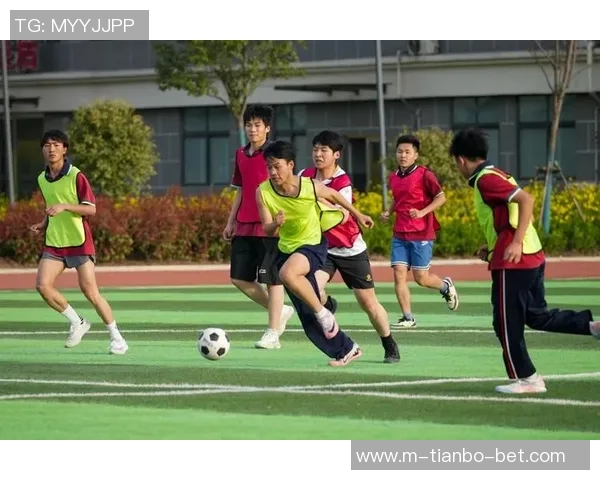 校园绿茵场上的青春瞬间足球摄影作品展现学子活力与梦想 校园绿茵场上的青春瞬间足球摄影作品展现学子活力与梦想